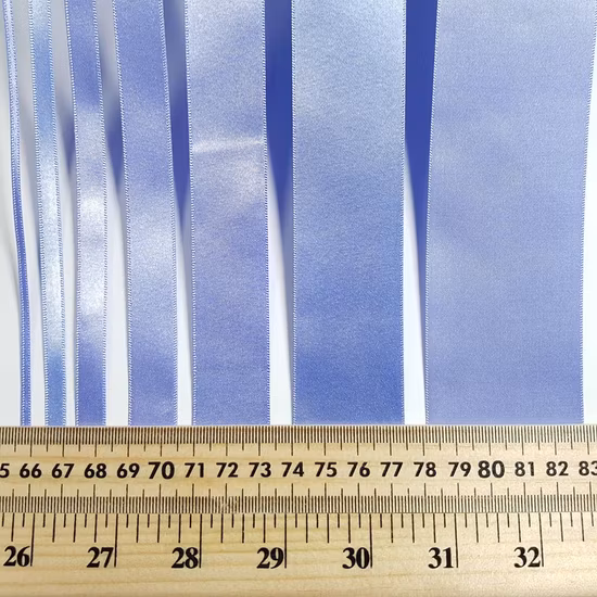 En gros de haute qualité couleur unie prix d'usine accessoire cadeau nom de marque personnalisé logo 100% polyester ruban de satin blanc or rouge